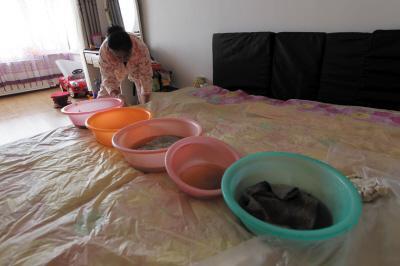 大宁楼上漏水，住户失联，小区没物管，业主维权难！律师来支招……